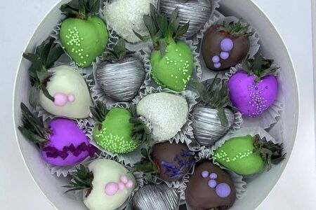 Клубника в шоколаде в шляпной коробке Цезарь