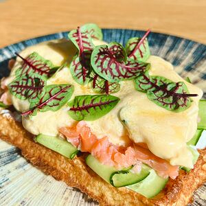 Картофельные вафли с лососем и соусом голландез