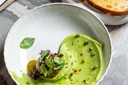 Базиликовый хумус с жжёным томатом