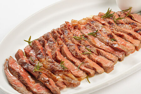 Тальята из брянского рибая со шпинатом и соусом из семян горчицы