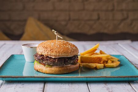 Бургер из говядины с картофелем фри