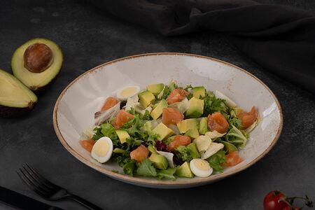 Салат со слабосоленой рыбой и авокадо