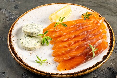 Лосось слабой соли со взбитым маслом