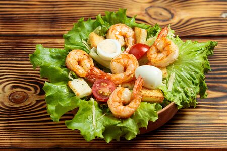 Салат Цезарь с креветками