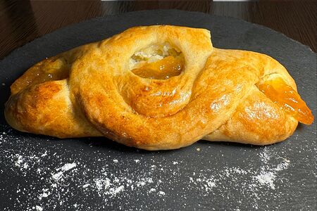 Булочка с персиком и творогом