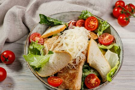 Салат Цезарь с курицей