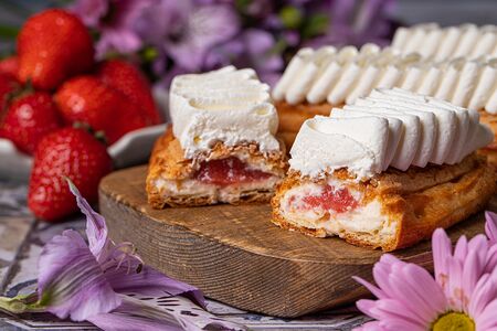 Эклер клубничный