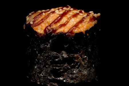 Гункан Яки с лососем