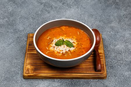 Томатный рамен с говядиной и сыром