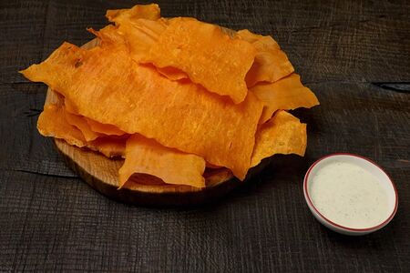 Чипсы из батата с соусом тартар