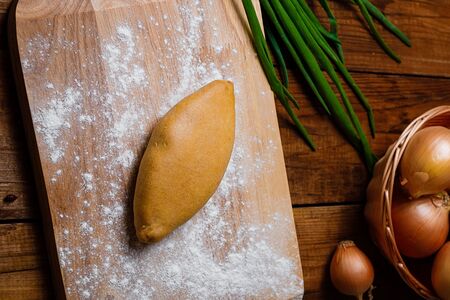 Пирожок с луком и яйцом