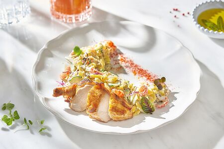 Оливье с раковыми шейками и цыпленком гриль