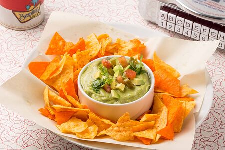 Домашний гуакамоле с чипсами