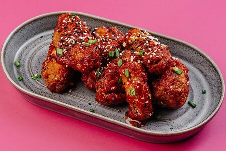 Хрустящие крылышки в соусе шрирача