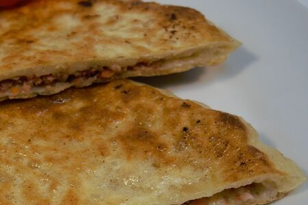 Лепешка, фаршированная свининой и зеленым луком