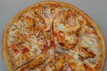 Пицца с курицей и беконом