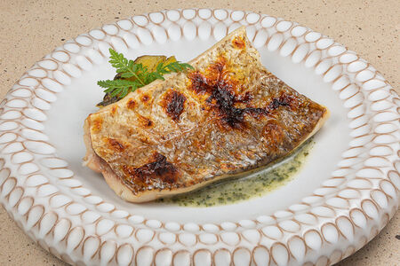 Сиг, порей, соус с водорослями