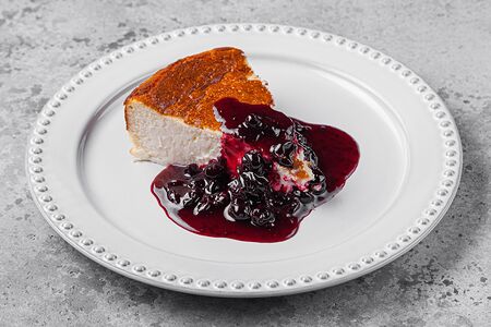 Баскский чизкейк с черной смородиной