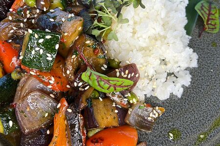 Овощи в соусе терияки с рисом