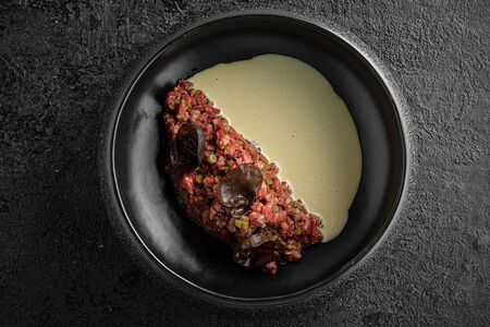 Тартар из говядины с грибной эмульсией