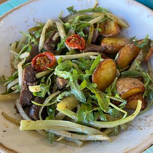 Теплый салат с телячьими щечками