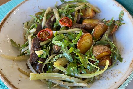 Теплый салат с телячьими щечками