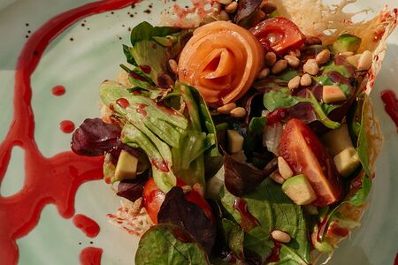 Салат с семгой и авокадо под малиновым соусом