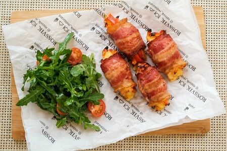 Запеченные куриные рулетики с беконом