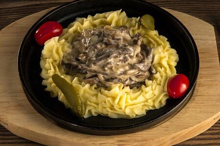 Бефстроганов с картофельным пюре