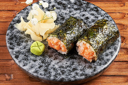 Ручной ролл лосось, спайси