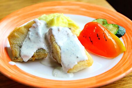 Судак с пюре и овощами