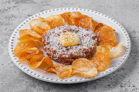 Тартар из говядины, картофельные чипсы, пармезан