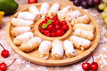 Рогалики с вишней