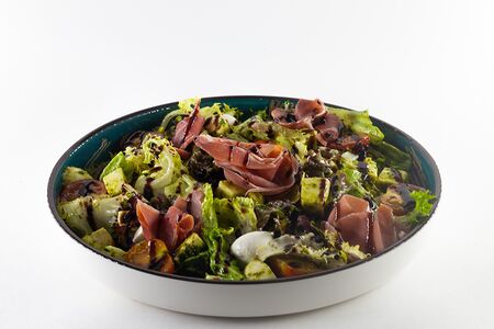 Прошутто, томаты черри и микс-салат