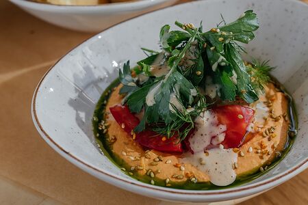 Хумус из нута с соусом кимчи и пастой тахини