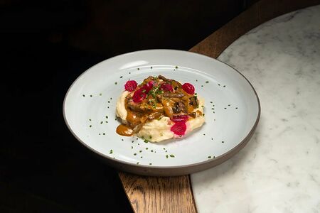 Бефстроганов с пюре из печеного чеснока