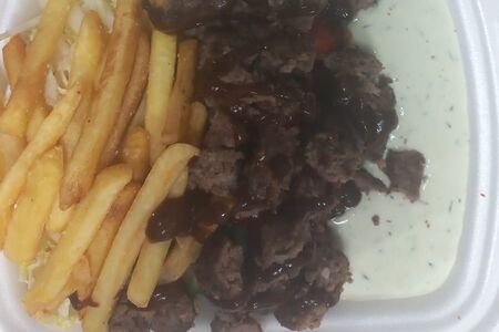 Шаверма с говядиной на тарелке