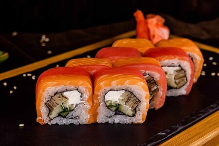 Ролл с тунцом и лососем