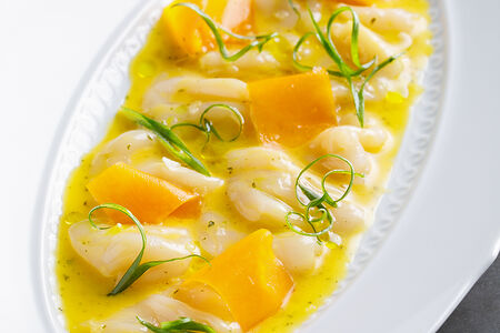 Гребешок с соусом маракуйя и тыквой