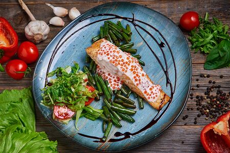 Стейк из лосося под икорным соусом