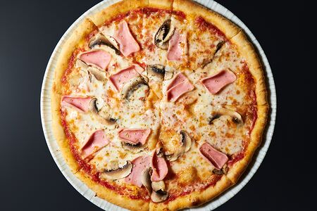 Пицца с ветчиной и грибами