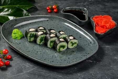 Маки с чукой и ореховым соусом