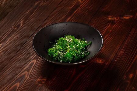 Салат Чука с ореховым соусом