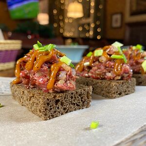 Тартар из говяжьей вырезки на тостах