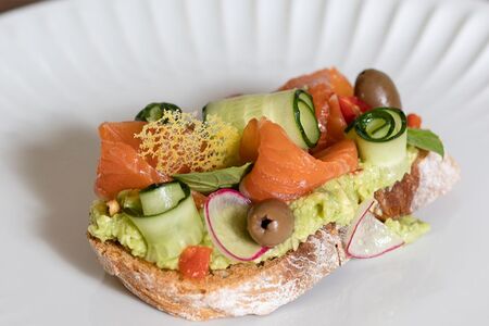 Брускетта с форелью и гуакамоле