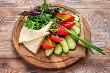 Ассорти из свежих овощей и зелени с домашним сыром