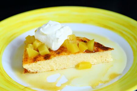 Творожная запеканка с персиками и сметаной