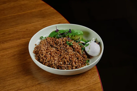 Гречневая каша с авокадо и яйцом пашот