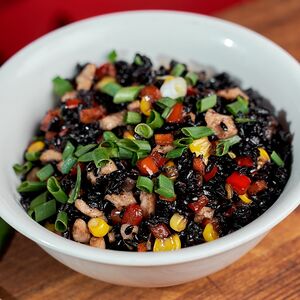 Чёрный рис с курицей и кукурузой