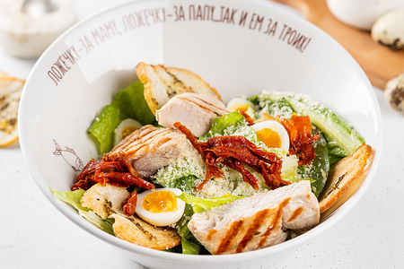 Цезарь с индейкой, листьями салата романо, томатами, яйцом, гренками